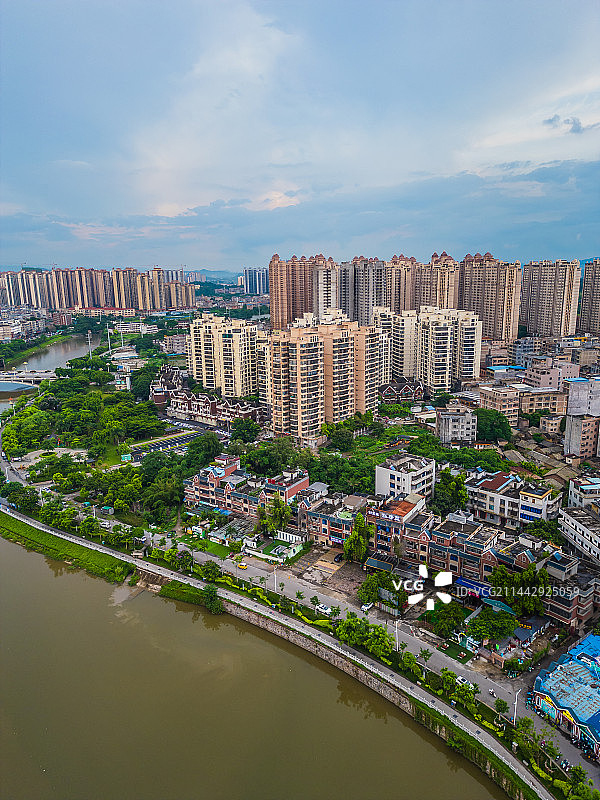 航拍广西玉林南流江周边房地产图片素材