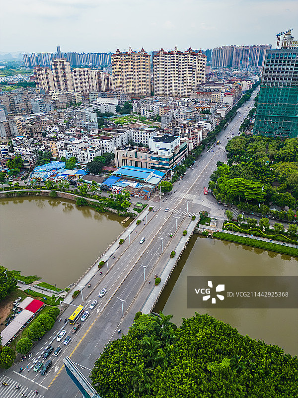 航拍广西玉林南流江边城市建筑图片素材