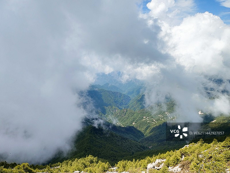 陕西宝鸡眉县太白山旅游景区云雾缭绕的山峰图片素材
