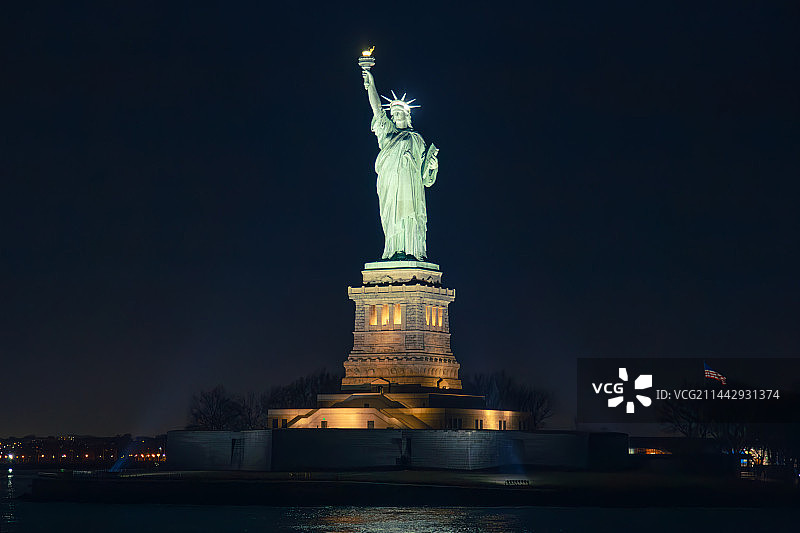 美国纽约自由女神像夜景灯光哈德逊河美国国旗 statue of liberty图片素材