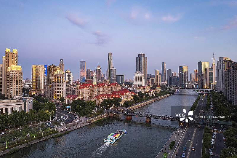 天津海河金汤桥和进步桥沿岸城市建筑日落晚霞风光图片素材