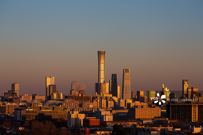 天气晴朗的傍晚，夕阳金色的余晖照耀在北京国贸CBD的摩天大楼楼群上。图片素材