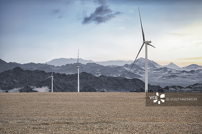 西北大漠里的风力发电场图片素材