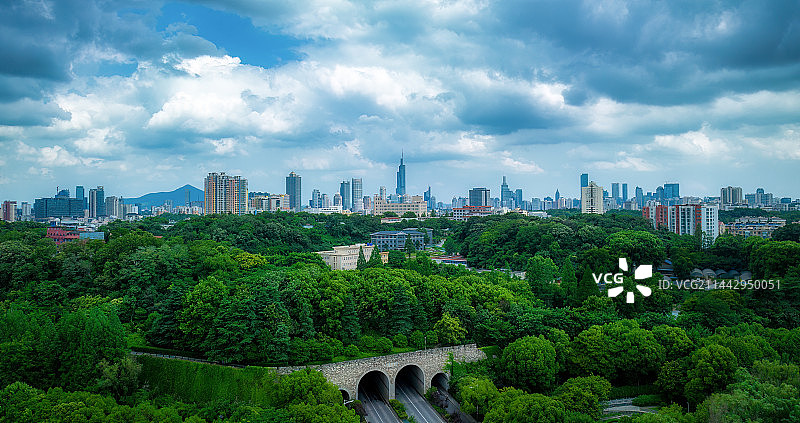 城市天际线 南京  明城墙 紫峰大厦图片素材