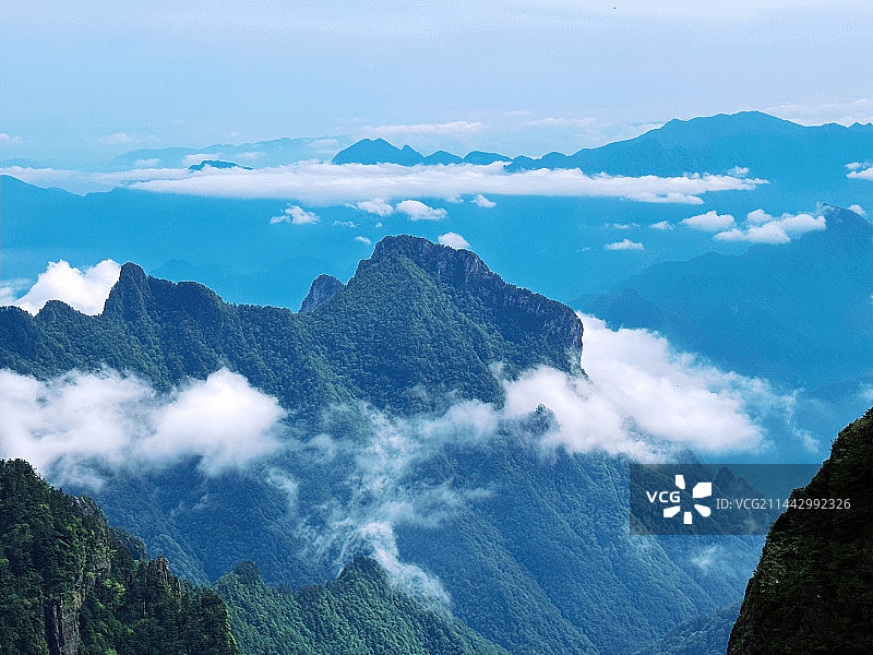 【云绕峻岭】图片素材
