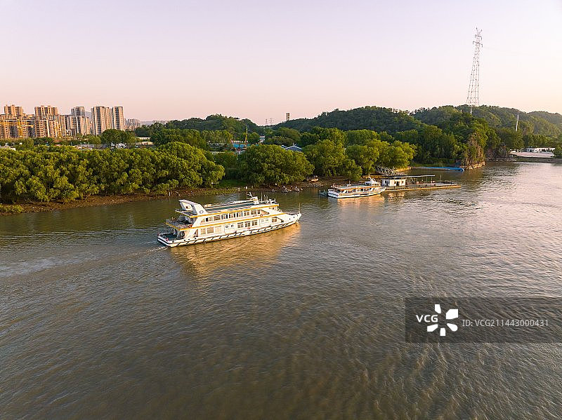 南京长江燕子矶观光游船图片素材