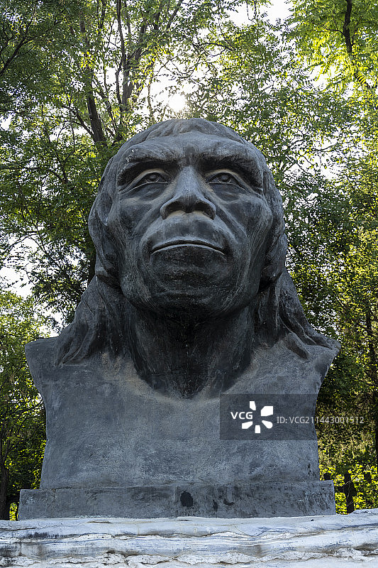 北京房山周口店国家考古遗址公园：北京猿人雕像图片素材