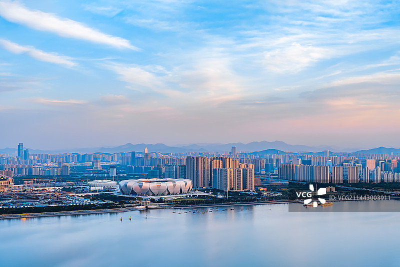 中国浙江杭州钱塘江沿岸杭州奥林匹克体育中心和城市建筑高视角黄昏风光图片素材