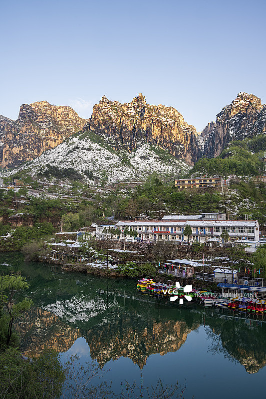 太行峡谷深处春雪后的美丽乡村——平顺县井底村图片素材
