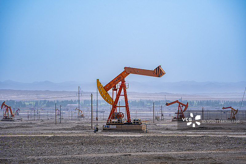 新疆吐鲁番的采油机油田图片素材
