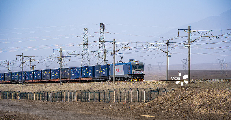 新疆的货运火车 和谐号机车图片素材