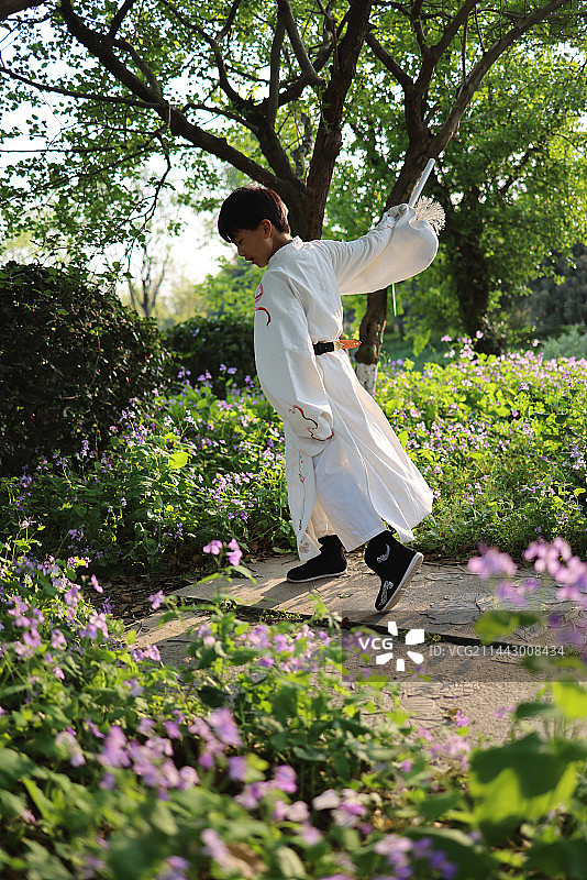 中国杭州西溪湿地花朝节穿汉服的小男孩图片素材