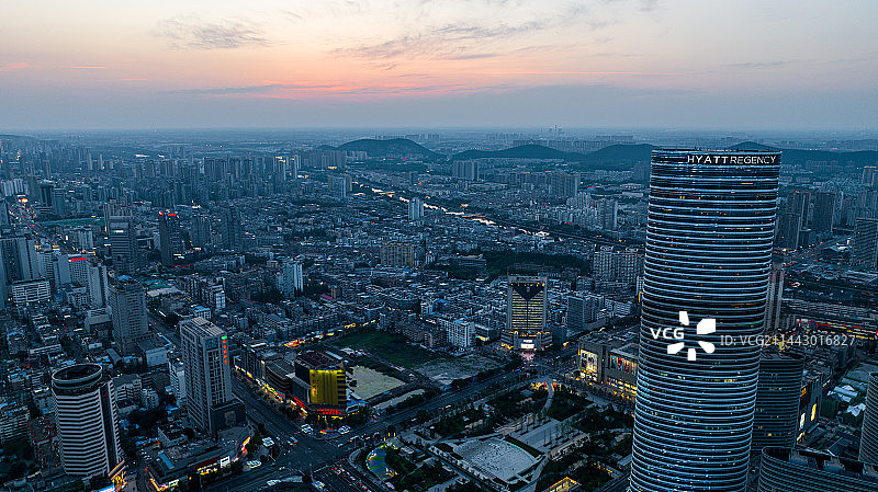航拍徐州市地标建筑苏宁广场 主城区 市中心图片素材