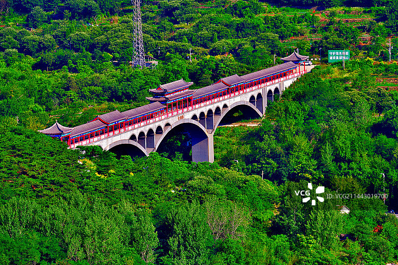 绿野中的彩虹桥（拍摄于山东省日照市岚山区）图片素材