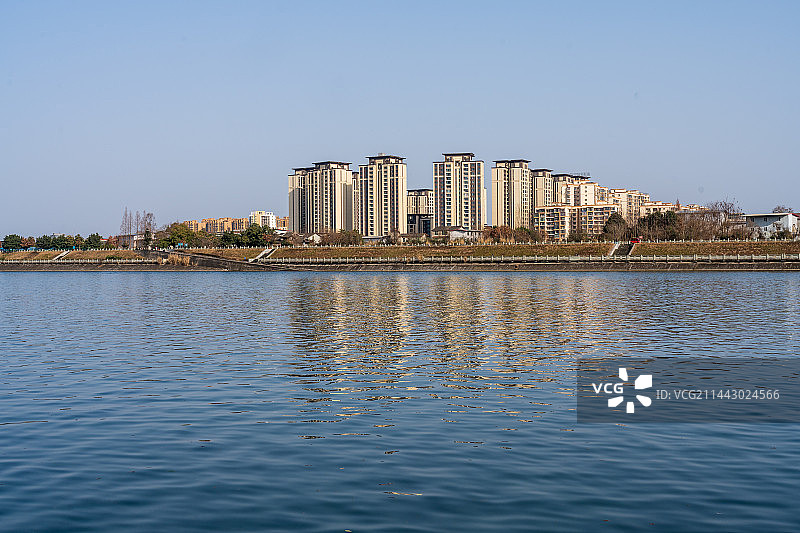 四川江油涪江畔的江景房图片素材