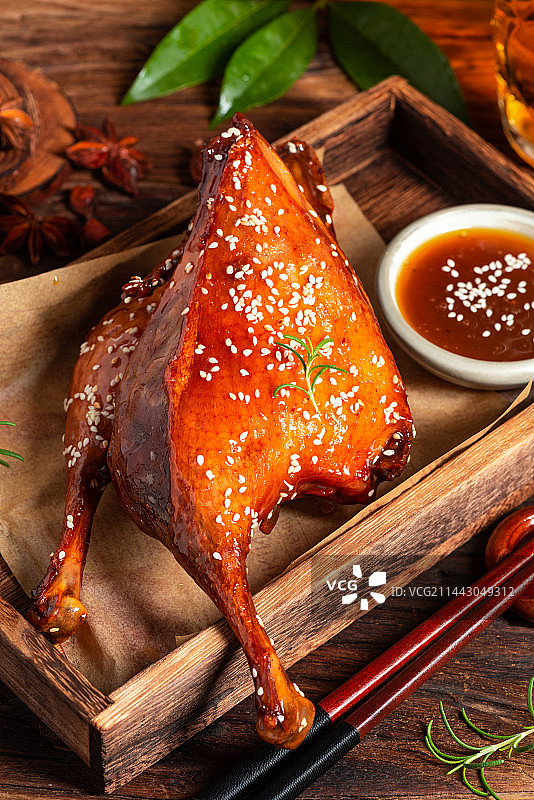 旧木板上的甜皮鸭腿图片素材