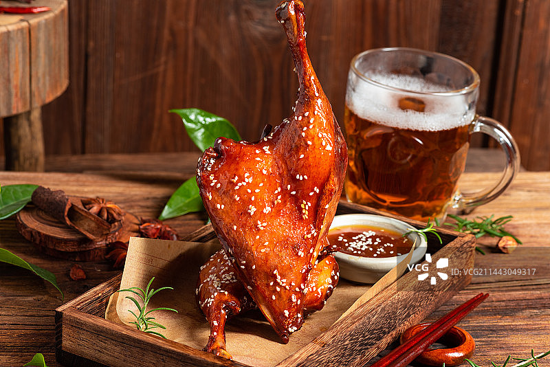 旧木板上的甜皮鸭腿图片素材