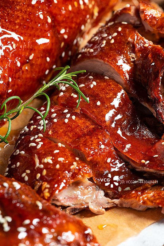 旧木板上的甜皮鸭特写图片素材