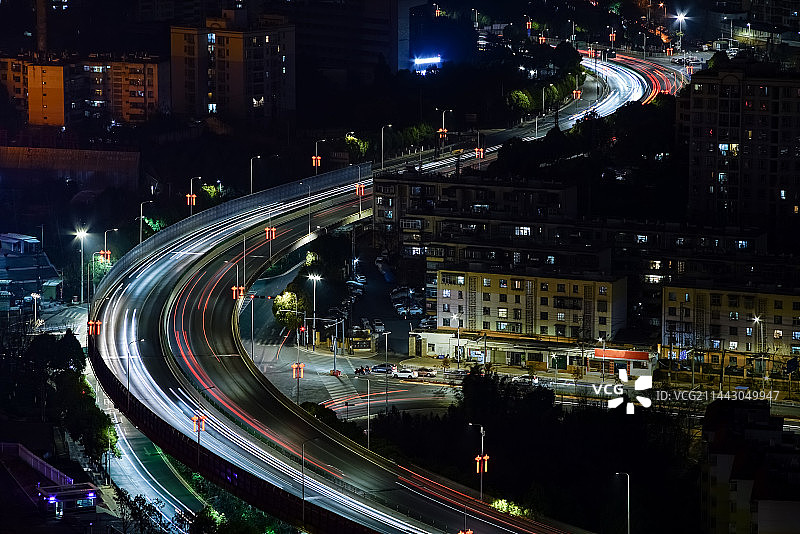 城市夜晚的道路晚上的高架桥高速路和车流车轨图片素材