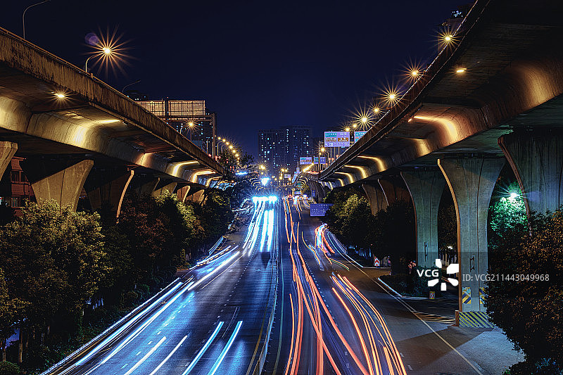 城市二环夜景立交桥风景及高架桥道路上的车流图片素材