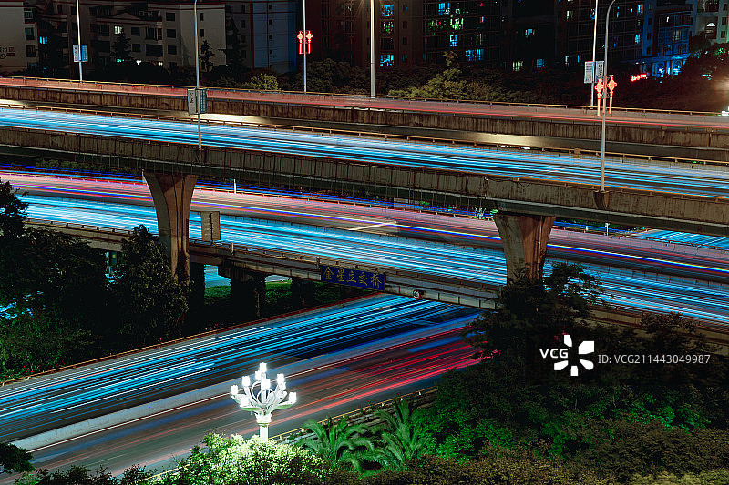城市二环夜景立交桥风景及高架桥道路上的车流图片素材