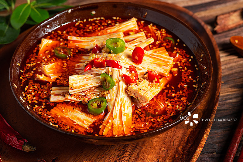 旧木板上的凉拌腐竹特写图片素材