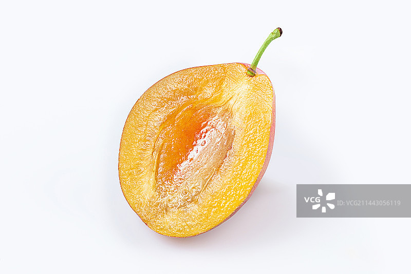 白底上切开的西梅特写图片素材