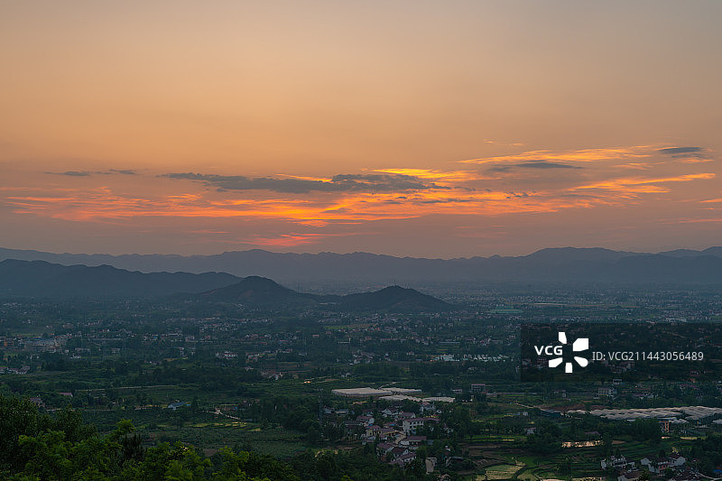 夕阳下的城市景观    汉中市南郑区图片素材