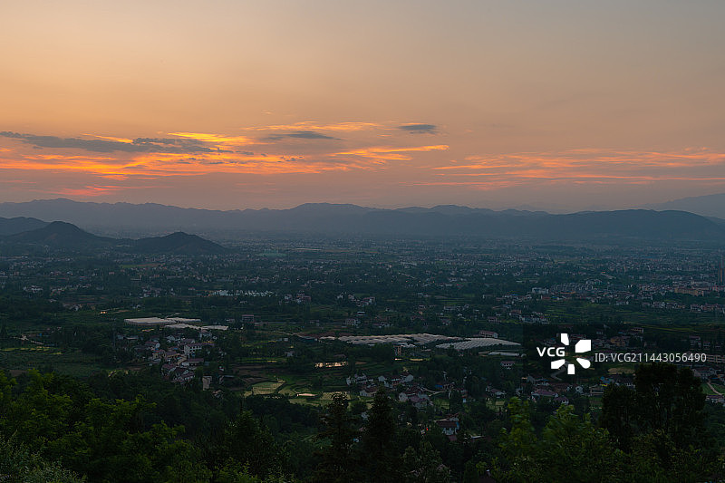 夕阳下的城市景观    汉中市南郑区图片素材
