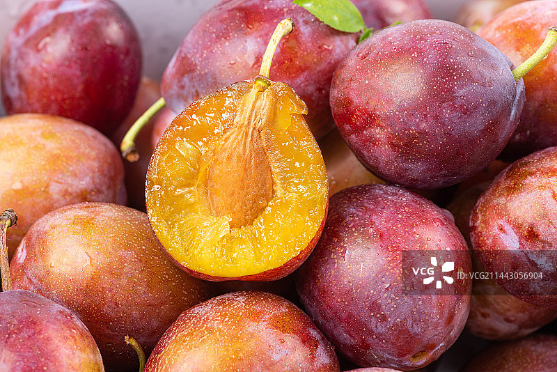 新鲜西梅满铺背景图片素材