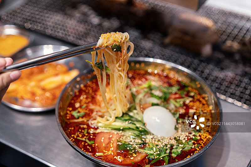 餐桌上的朝鲜冷面高视角特写图片素材