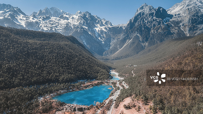 雪山下的彩池图片素材