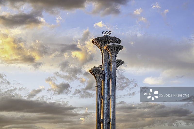 夏日夕阳下的奥林匹克塔图片素材