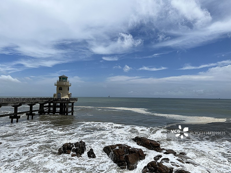 的灯塔与海岸线图片素材