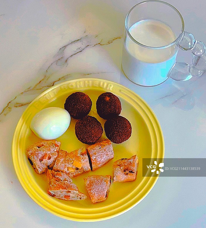 桌上早餐的高角度视图图片素材