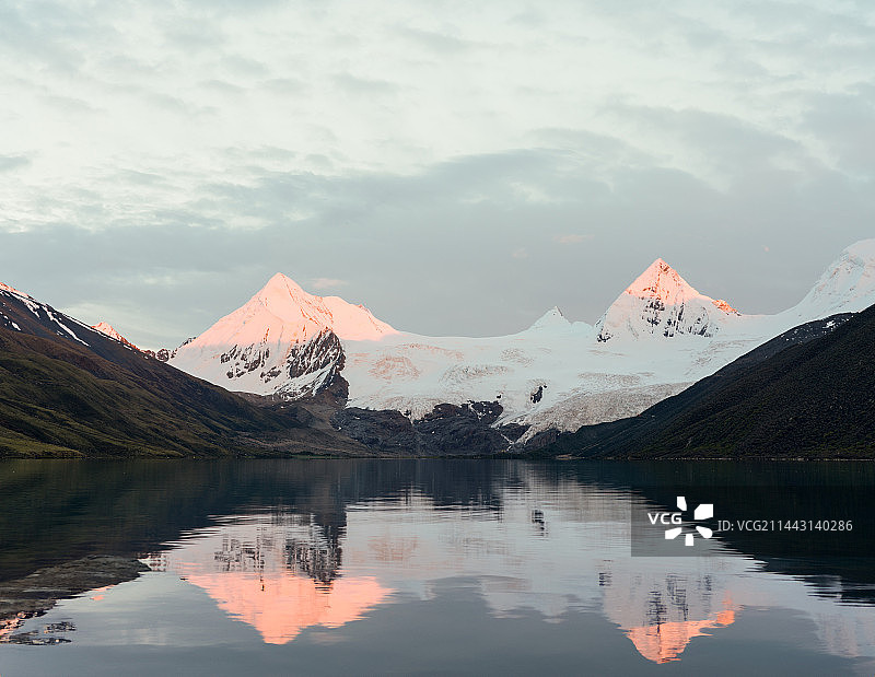 萨普神山日照金山图片素材