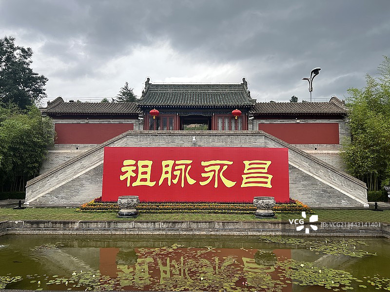 阴天下的天水伏羲庙的建筑图片素材