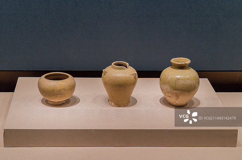 中国北朝瓷器，青釉三系罐图片素材