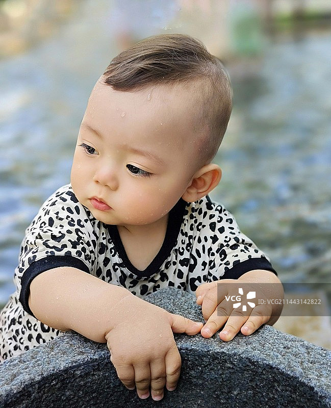 扶着石盆小心翼翼的在水里移动图片素材