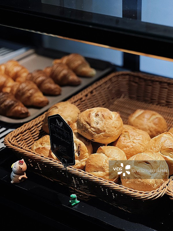 托盘中面包的特写镜头图片素材