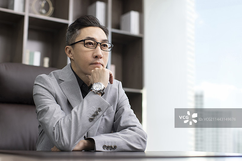 Successful businessman thinking in office图片素材