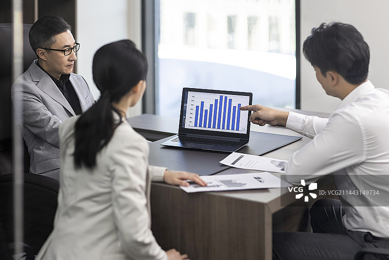 Confident business people having a meeting图片素材