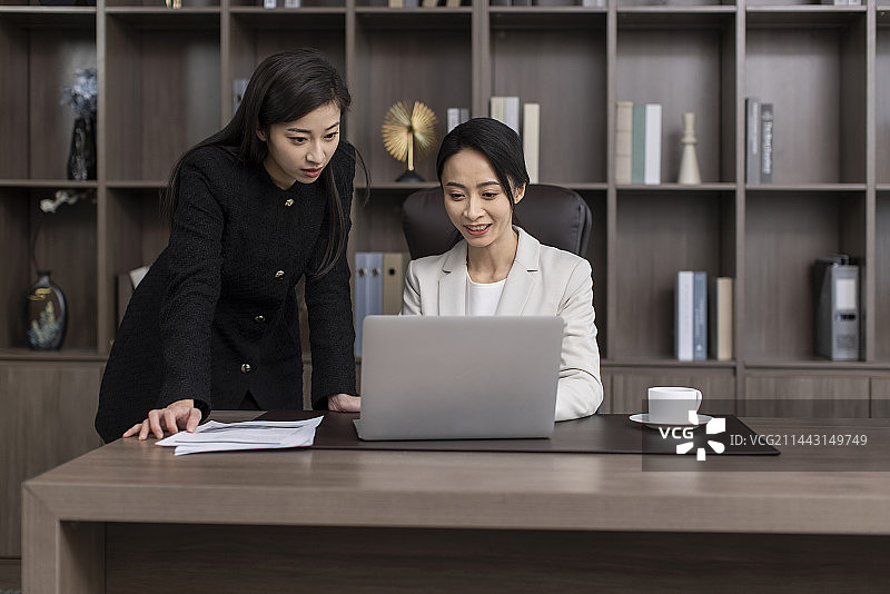 Confident business people talking in office图片素材
