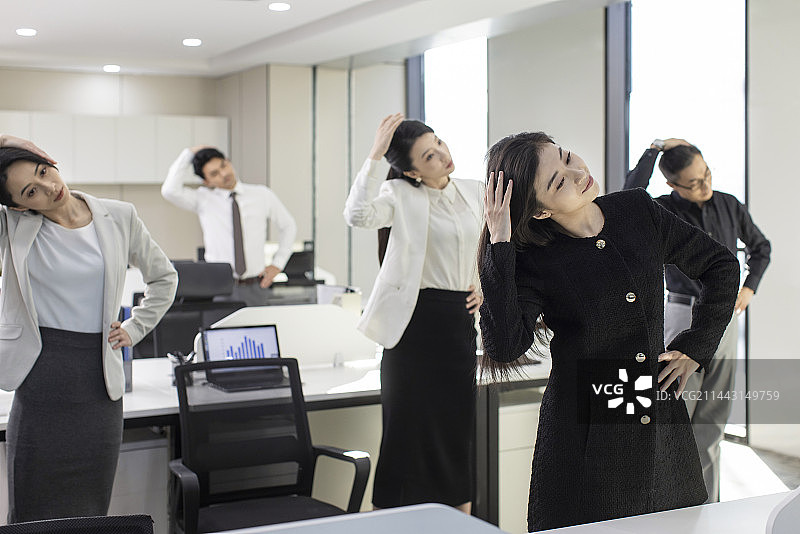 Business people exercising in office图片素材