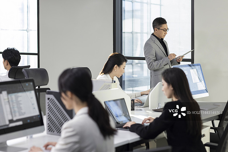 Business people working in office图片素材