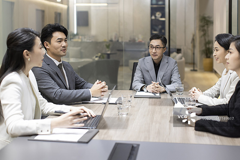 Confident business people having a meeting图片素材