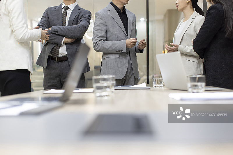 Business people having a meeting in meeting room图片素材