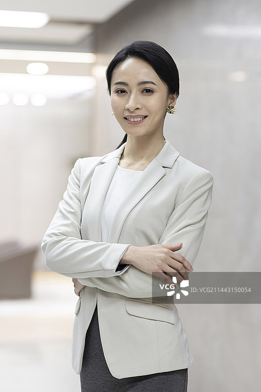 Portrait of confident businesswoman in office图片素材