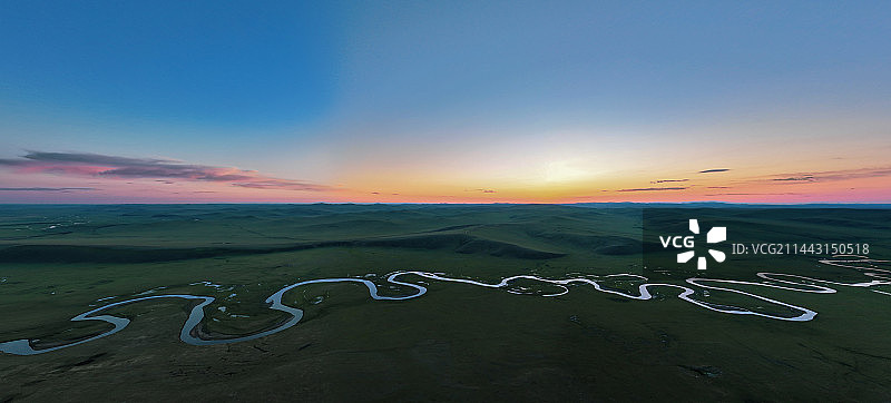 晴朗夏日的内蒙古草原，呼伦贝尔莫日格勒河图片素材