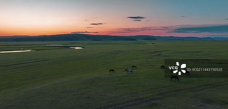 晴朗夏日的内蒙古草原，呼伦贝尔莫日格勒河图片素材